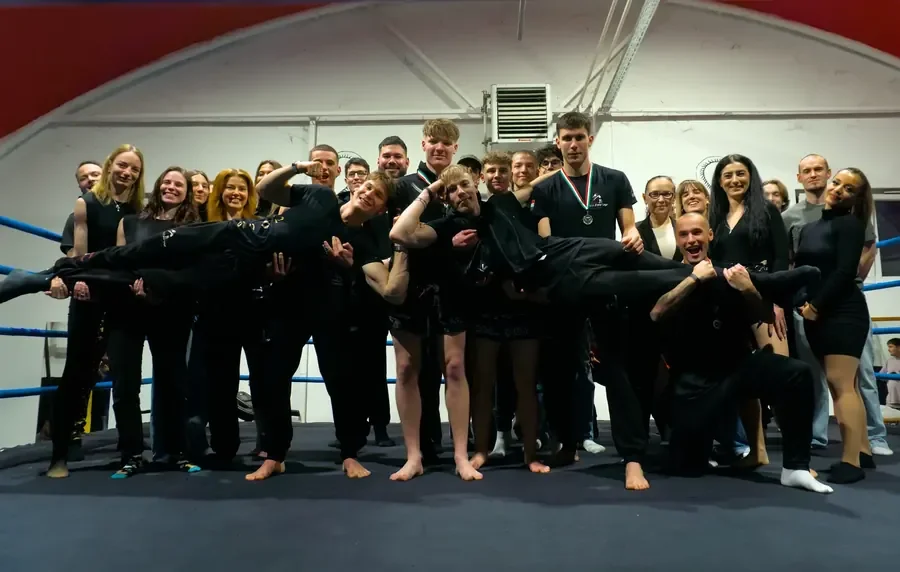 A Kiss Fighting Academy csapata egy közös csoportképen a ringben.